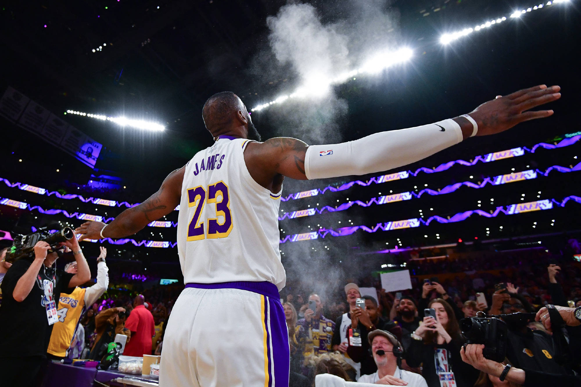 历史第一人!詹姆斯至今20年打圣诞大战!高于NBA18支球队!